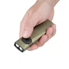 Olight Arkfeld Ultra verde sostenido en mano para iluminación táctica o portátil.