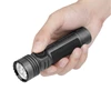 Linterna Olight Seeker 4 Pro negra sostenida en la mano mostrando su mango texturizado antideslizante para outdoor