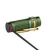 Olight Baton 4 Premium linterna verde con cable de carga conectado, ideal para uso diario y portabilidad.