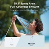 Hombre usa ducha portátil Flextail al aire libre con cobertura de agua de 78.5 cm cuadrados sobre su rostro