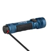 Olight Seeker 4 Pro azul con cable de carga conectado para una recarga rápida y eficaz.