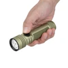 Linterna Olight Seeker Ultra verde OD sosteniéndose en la mano para mostrar su tamaño compacto y agarre táctico de camping