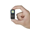 Mano sosteniendo la mini linterna recargable OLIGHT iXV, llavero EDC.