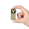Olight OCLIP ULTRA verde sostenida en la mano, un clip de luz compacta con múltiples luces LED para uso diario.