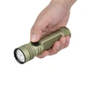Linterna verde Olight Seeker Ultra en la mano mostrando el botón de encendido y textura antideslizante para outdoor
