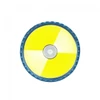 Linterna LED COB frontal con luz amarilla brillante, LED central y bisel azul.
