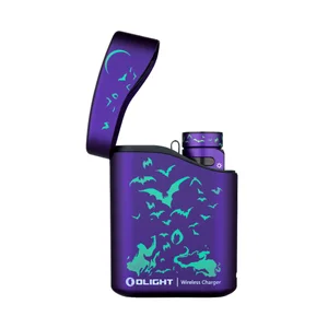 Olight Baton 4 Premium cargador inalámbrico morado con diseño de murciélagos, vista frontal, para cargar una linterna.