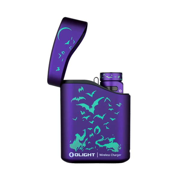 Olight Baton 4 Premium cargador inalámbrico morado con diseño de murciélagos, vista frontal, para cargar una linterna.