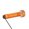 Linterna recargable Olight Prowess naranja con cable de carga magnética sobre fondo blanco