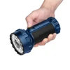 Mano sosteniendo una linterna potente Olight Marauder 3 azul con mango de goma negro antideslizante
