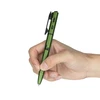 Olight Open 3 verde en mano, vista diagonal, bolígrafo táctico, luz LED, puntero láser para presentaciones.