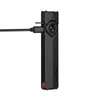 Linterna plana recargable Olight Arkfeld Pro negra conectada a un cable de carga USB-C sobre fondo blanco