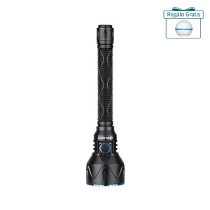 Linterna táctica Olight negra de largo alcance con textura antideslizante y botón lateral sobre fondo blanco