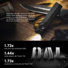 Olight ArkPro Ultra linterna negra resistente para uso en exteriores con luz brillante, cerca de un cuchillo.