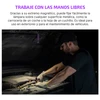 Hombre repara motor de coche iluminado con linterna magnética portátil manos libres en el capó.