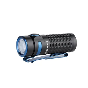 Olight Baton 3 linterna negra con detalles azules, vista lateral, 1200 lúmenes, cuerpo texturizado y clip de bolsillo para uso diario.