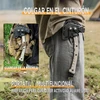 Hacha táctica portátil con funda rígida colgada del cinturón y guardada en una mochila táctica militar de supervivencia