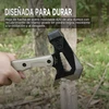 Hacha táctica de acero inoxidable negro cortando madera en el bosque, herramienta de supervivencia resistente para camping