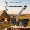 Hacha táctica de supervivencia con funda sobre tronco en campamento con hoguera y tienda de campaña