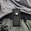 Funda de nailon negra táctica HX OUTDOORS para navaja o multiherramienta colgada en el cinturón de un pantalón militar