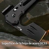 Detalle de la hoja de acero DC53 negra de una herramienta táctica HX Outdoors sobre piedra