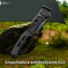 Mano con guante táctico sosteniendo una navaja militar negra con empuñadura antideslizante G10 al aire libre