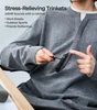 Hombre con suéter gris usando un juguete antiestrés acoplable a la funda de su teléfono inteligente para relajación ASMR