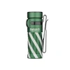 Linterna Olight Baton 3 verde con rayas blancas, vista frontal. Agarre texturizado y clip de bolsillo para iluminación portátil y uso diario.