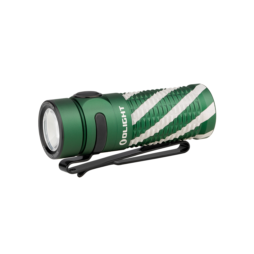 Olight Baton 3 linterna verde con rayas blancas, vista lateral, agarre texturizado y clip de bolsillo para uso diario y exterior.