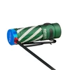 Olight Baton 3 linterna recargable verde con rayas blancas y tapa azul, vista lateral cargando, con clip para uso diario.