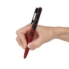 Bolígrafo Olight Open 3 rojo y negro sostenido por una mano para escritura cómoda y uso diario de oficina