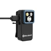 Mini linterna negra Olight Oclip 2 Pro con bisel azul cargándose por USB de lado para uso diario y camping