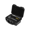 Linterna profesional Olight dentro de un maletín rígido protector negro con interior de espuma protectora