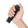Mano sosteniendo una linterna de bolsillo táctica y plana de color negro sobre fondo oscuro