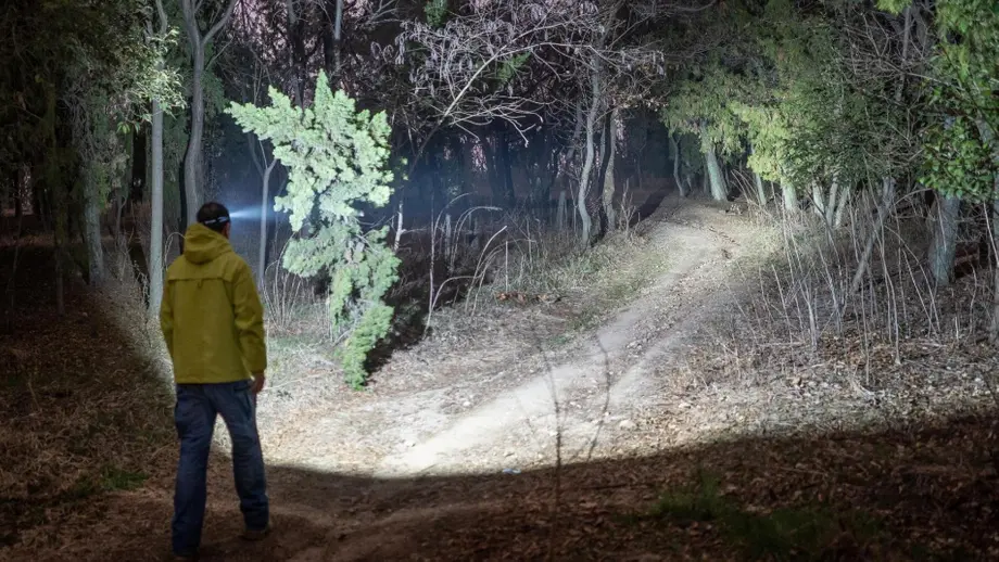 Guía completa de la luz ultravioleta portátil y sus usos prácticos en el móvil o con linterna uv y roja