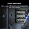 Linterna magnética de manos libres, fija en superficie metálica, ilumina área de trabajo, eficiencia en reparaciones eléctricas.