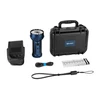 Linterna Olight azul con estuche rígido, funda, cable de carga, cordón y manual sobre fondo blanco