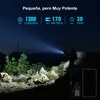 Olight Baton 4 Premium, linterna compacta y potente iluminando un sendero rocoso por la noche para exploración al aire libre.