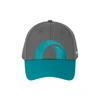 Gorra de béisbol gris y verde azulado con logotipo bordado, visera curva y cierre ajustable.