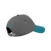 Gorra de béisbol gris y verde azulado con correa ajustable, logotipo bordado. Vista lateral.