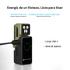 Minilinterna verde Olight Oclip 2 Ultra en base de carga USB-C con pantalla indicadora de nivel de batería en uso outdoors