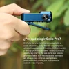 Olight Oclip Pro azul con botón giratorio en la mano para iluminación en tareas profesionales o diarias