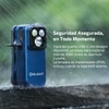 Olight OCLIP PRO azul visto de cerca bajo la lluvia, con luces encendidas, impermeable para exteriores.