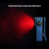 Olight OCLlP PRO azul em primer plano con luz roja en modo de seguridad para uso nocturno