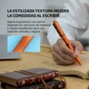 Olight Open 3 naranja, vista de cerca de la mano escribiendo, con agarre texturizado ergonómico para una escritura cómoda.