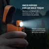 Olight Perun 3 Mini naranja en estuche de carga con función de inicio rápido de un toque para iluminación.