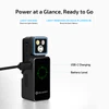 Linterna Olight Oclip 2 Pro negra cargando por USB-C en su base con indicador de batería verde para camping y emergencias