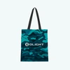 Bolso tote Olight camuflaje azul con texto de linternas y luces tácticas.