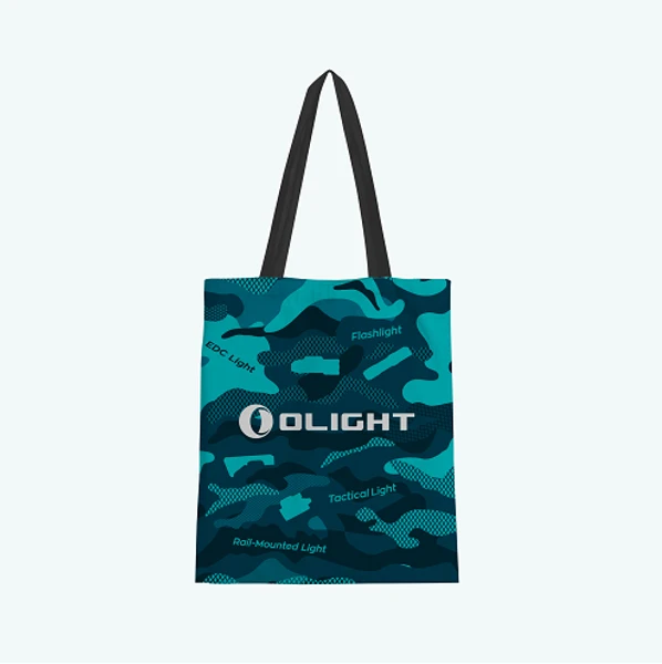 Bolso tote Olight camuflaje azul con texto de linternas y luces tácticas.