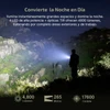 Linterna Olight Seeker Ultra de 4800 lúmenes iluminando una montaña de noche para rescate y actividades al aire libre